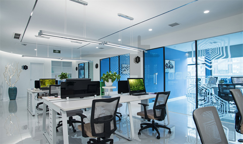 <a href=http://www.qclox.cn/ target=_blank class=infotextkey>合肥辦公室裝修</a>怎樣實現(xiàn)和諧的布局設(shè)計清爽自然